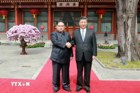 Nhà lãnh đạo Triều Tiên Kim Jong-un (trái) trong cuộc gặp Chủ tịch Trung Quốc Tập Cận Bình tại Bắc Kinh (Trung Quốc) ngày 27/3. (Nguồn: Yonhap/TTXVN)