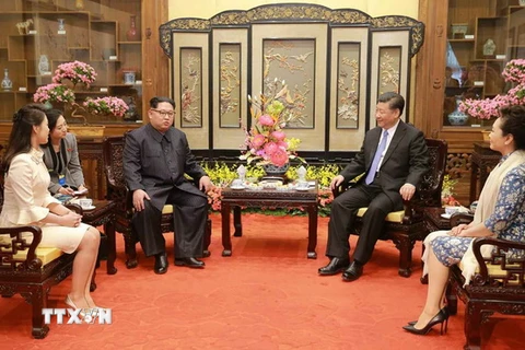Chủ tịch Trung Quốc Tập Cận Bình (thứ 2, phải sang) hội đàm với nhà lãnh đạo Triều Tiên Kim Jong-un (thứ 3, trái sang) tại Bắc Kinh, ngày 27/3. (Nguồn: Yonhap/TTXVN)