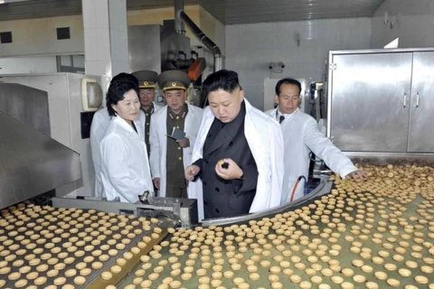 Nhà lãnh đạo Triều Tiên Kim Jong-Un thăm một nhà máy sản xuất bánh quy. (Nguồn: Reuters)