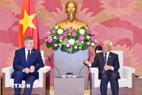 Phó Chủ tịch Quốc hội Uông Chu Lưu (phải) tiếp đoàn Nghị viện Romania do ông Lucian Eduard Simon, Hạ nghị sỹ làm trưởng đoàn nhân dịp đoàn sang thăm và làm việc tại Việt Nam. (Ảnh: Phương Hoa/TTXVN)