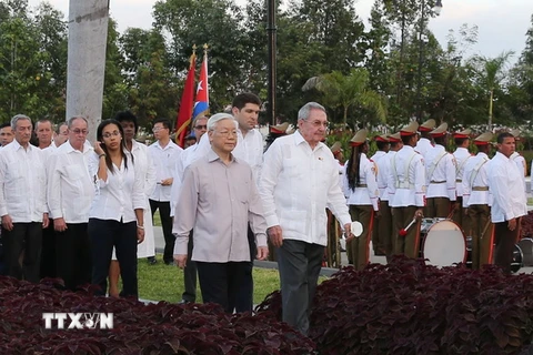 Tổng Bí thư Nguyễn Phú Trọng và Chủ tịch Raul Castro đến thăm thành phố Santiago de Cuba. (Ảnh: Trí Dũng/TTXVN) 