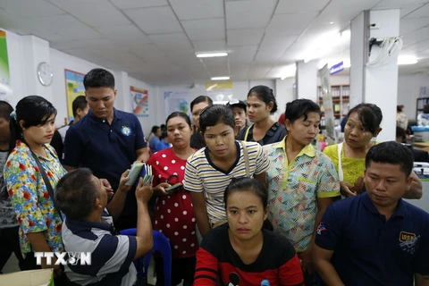 Người lao động Myanmar chờ làm thủ tục đăng ký tại Văn phòng việc làm ở tỉnh Samut Sakhon, Thái Lan. (Nguồn: EPA/TTXVN)