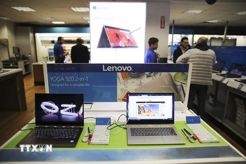 Máy tính xách tay sản xuất tại Trung Quốc được bày bán tại cửa hàng ở New York, Mỹ ngày 22/3. (Nguồn: THX/TTXVN)