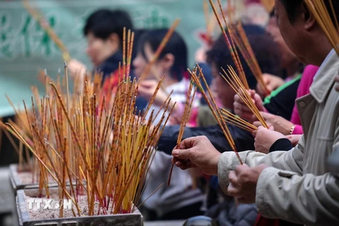 Người dân thắp hương cầu nguyện tại một ngôi chùa ở Trung Quốc. (nguồn: AFP/TTXVN)