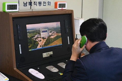 Một quan chức liên lạc của Hàn Quốc kiểm tra đường dây nóng liên Triều tại khu vực An ninh chung ở làng đình chiến Panmunjom ngày 3/1/2018. (Nguồn: Yonhap/TTXVN)