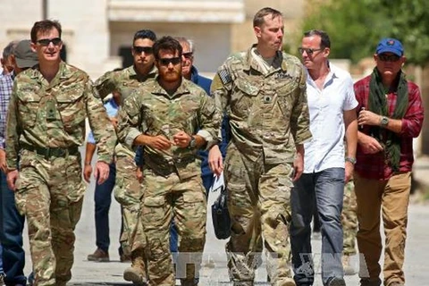 Các sỹ quan quân đội Mỹ tới dự cuộc họp với Hội đồng Dân sự thị trấn Tabqa, cách thành phố Raqqa khoảng 55km về phía tây ngày 29/6/2017. (Ảnh: AFP/TTXVN)