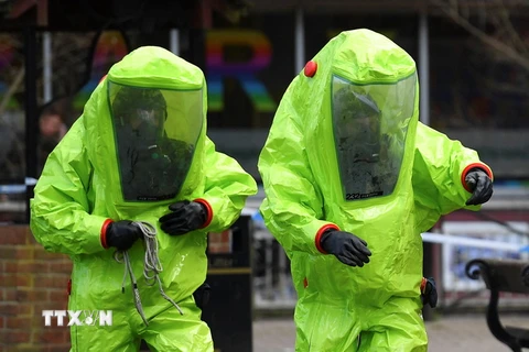 Nhân viên cơ quan cứu trợ khẩn cấp Anh điều tra tại hiện trường vụ đầu độc cựu điệp viên Skripal và con gái ở Salisbury (Anh). (Nguồn: AFP/TTXVN)