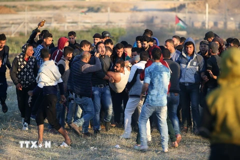 Người biểu tình Palestine trong cuộc xung đột với lực lượng an ninh Israel ở khu vực biên giới Gaza-Israel ngày 31/3. (Nguồn: AFP/TTXVN)