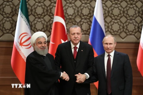 Tổng thống Thổ Nhĩ Kỳ Tayyip Erdogan (giữa) cùng Tổng thống Iran Hassan Rouhani (trái) và người đồng cấp Nga Vladimir Putin (phải). (Nguồn: THX/TTXVN)