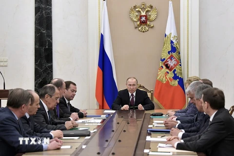 Tổng thống Nga Vladimir Putin chủ trì một cuộc họp Hội đồng An ninh quốc gia tại Moskva. (Nguồn: AFP/TTXVN)