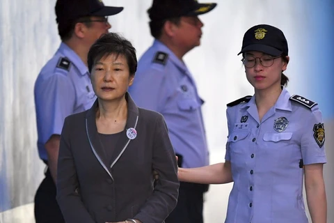  Cựu Tổng thống Hàn Quốc Park Geun-Hye (trái) tới Tòa án quận trung tâm Seoul ngày 7/8/2017. (Nguồn: AFP/TTXVN)