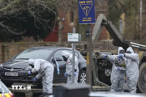 Binh sỹ Anh điều tra tại hiện trường vụ đầu độc cựu điệp viên người Nga Sergei Skripal và con gái ở Salisbury ngày 11/3. (Nguồn: AFP/TTXVN)