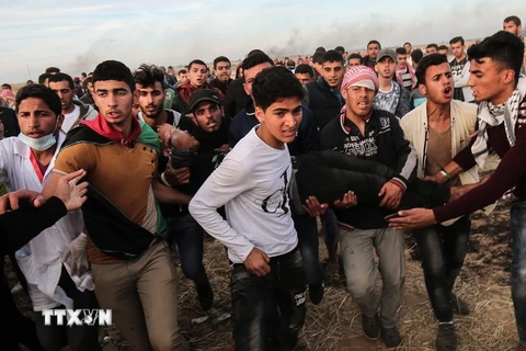 Người biểu tình Palestine sau cuộc đụng độ với các lực lượng Israel tại Khan Yunis, phía nam Dải Gaza ngày 2/4. (Nguồn: AFP/TTXVN)