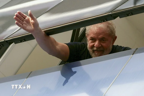 Ông Lula vẫy tay với hàng nghìn người ủng hộ ông tập trung bên ngoài tòa nhà. (AFP/TTXVN)