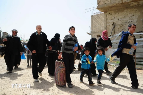 Thường dân Syria rời khỏi Douma tới khu vực do Chính phủ kiểm soát ở Wafidin, phía bắc Damascus ngày 27/3. (Nguồn: THX/TTXVN)