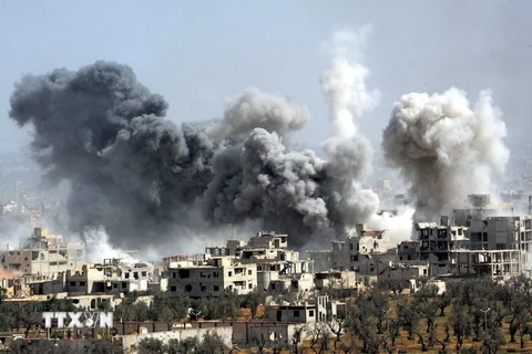 Khói bốc lên sau khi quân đội Syria tấn công vào Douma, Đông Ghouta ngày 7/4. (Nguồn: THX/TTXVN)