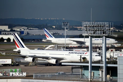 Máy bay của hãng hàng không Air France đậu tại sân bay Orly, gần thủ đô Paris. (Nguồn: AFP/TTXVN)