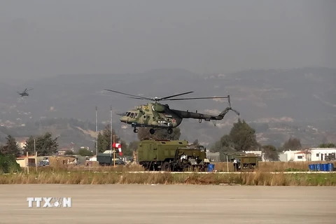 Máy bay trực thăng quân sự của Nga tại căn cứ Hmeimim ở tỉnh Latakia, Tây Bắc Syria. (Nguồn: AFP/TTXVN)