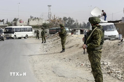 Quân cảnh Nga tuần tra gần khu vực Đông Douma. (Nguồn: AFP/TTXVN)
