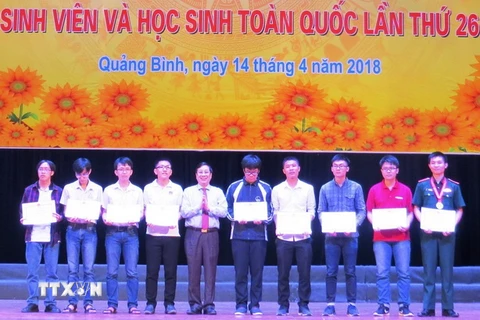 Chín thí sinh xuất sắc vinh dự được nhận Bằng khen của Bộ Giáo dục và Đào tạo. (Ảnh: Võ Dung/TTXVN)