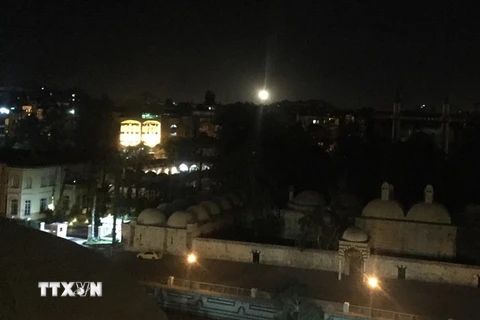 Tên lửa phòng không bay trên bầu trời tại phía nam Damascus, Syria ngày 17/4. (Nguồn: THX/TTXVN)