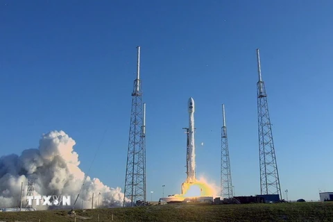 Tên lửa đẩy SpaceX Falcon 9 mang theo tàu thăm dò vũ trụ TESS rời bệ phóng từ mũi Canaveral, bang Florida, Mỹ ngày 18/4. (Nguồn: La Times/TTXVN)