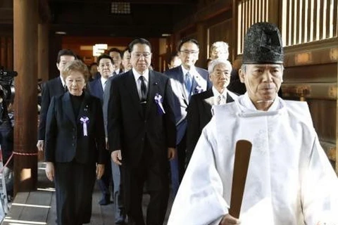 Nhóm quan chức cấp cao của Nhật Bản thăm đền Yasukuni ngày 20/4. (Nguồn: Kyodo/TTXVN)