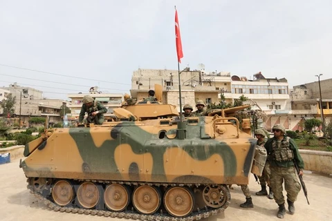 Binh sỹ quân đội Thổ Nhĩ Kỳ gác tại trung tâm thành phố Afrin, Syria ngày 18/3. (Nguồn: AFP/TTXVN)