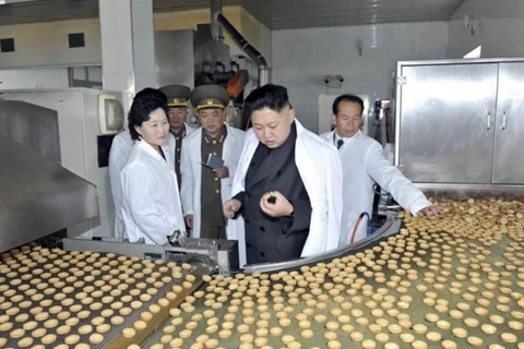 hà lãnh đạo Triều Tiên Kim Jong-un thăm một nhà máy sản xuất bánh quy. (Nguồn: Reuters)