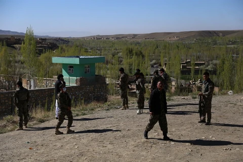 Lực lượng an ninh Afghanistan làm nhiệm vụ tại hiện trường vụ tấn công do phiến quân Taliban tiến hành ở tỉnh Ghazni ngày 12/4. (Nguồn: AFP/TTXVN)