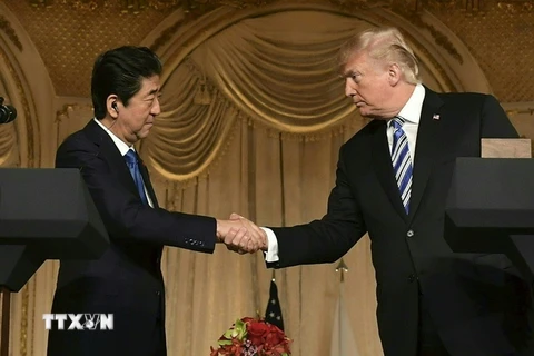 Thủ tướng Nhật Bản Shinzo Abe và Tổng thống Mỹ Donald Trump trong cuộc họp báo sau hội nghị thượng đỉnh tại Florida ngày 18/4. (Nguồn: AFP/TTXVN)