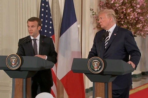 Tổng thống Mỹ Donald Trump và người đồng cấp Pháp Emmanuel Macron. (Nguồn: deadline.com)