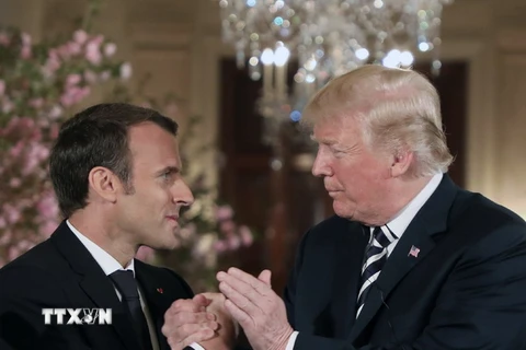 Tổng thống Mỹ Donald Trump (phải) và Tổng thống Pháp Emmanuel Macron (trái) tại cuộc họp báo ở Washington, DC. (Nguồn: AFP/TTXVN)