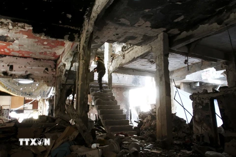 Tòa nhà tại trại tị nạn Yarmuk đổ nát do xung đột ở thủ đô Damascus, Syria. (Nguồn: AFP/TTXVN)