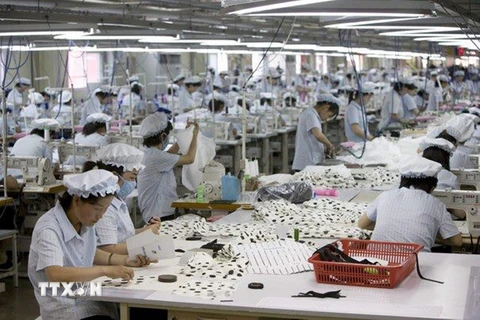 Công nhân làm việc tại Khu công nghiệp Kaesong năm 2013. (Nguồn: Getty Images/TTXVN)