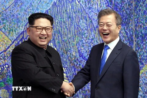 Tổng thống Hàn Quốc Moon Jae-in và nhà lãnh đạo Triều Tiên Kim Jong-un tại hội nghị thượng đỉnh liên Triều tại làng đình chiến Panmunjom. (Nguồn: TTXVN phát)