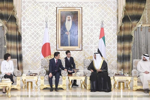 Thủ tướng Nhật Bản Shinzo Abe (trái) và Bộ trưởng Bộ Ngoại giao UAE Sultan Al Jaber trong cuộc gặp ngày 29/4. (Nguồn: thenational.ae)