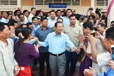 Thủ tướng Campuchia Hun Sen (giữa) gặp gỡ những người ủng hộ sau khi bỏ phiếu tại tỉnh Kandal ngày 25/2. (Nguồn: Kyodo/TTXVN)
