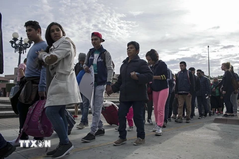 Người di cư tìm kiếm khả năng nhập cư vào Mỹ, chờ đợi tại khu vực Tijuana thuộc biên giới Mỹ- Mexico. (Nguồn: AFP/TTXVN)