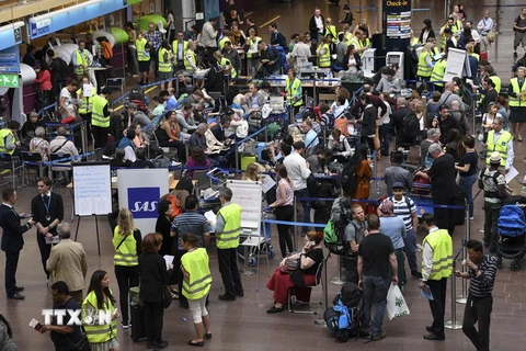 Hành khách xếp hàng tại sân bay Arlanda ở Stockholm, Thụy Điển. (Ảnh minh họa. Nguồn: AFP/TTXVN)