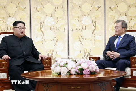 Tổng thống Hàn Quốc Moon Jae-in (phải) và nhà lãnh đạo Triều Tiên Kim Jong-un (trái) tại làng đình chiến Panmunjom ngày 27/4. (Nguồn: Yonhap/TTXVN)