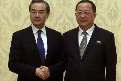 Ngoại trưởng Trung Quốc Vương Nghị (trái) và người đồng cấp Triều Tiên Ri Yong-ho. (Nguồn: scmp.com)