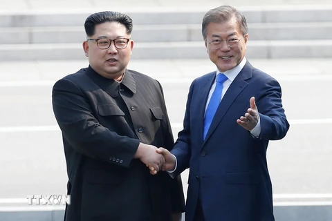 Tổng thống Hàn Quốc Moon Jae-in (ảnh, phải) và nhà lãnh đạo Triều Tiên Kim Jong-un (ảnh, trái) tại làng đình chiến Panmunjom thuộc khu phi quân sự (DMZ). (Nguồn: EPA- EFE/TTXVN)