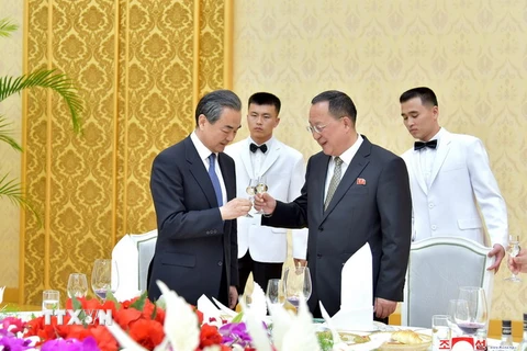  Bộ trưởng Ngoại giao Triều Tiên Ri Yong-ho (phải, phía trước) và người đồng cấp Vương Nghị (trái, phía trước). (Nguồn: Yonhap/TTXVN)