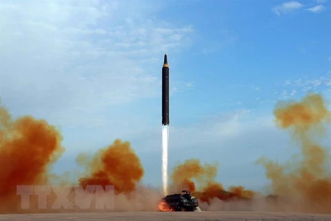 Một vụ phóng thử tên lửa đạn đạo tầm trung Hwasong-12 tại Triều Tiên năm 2017. (Nguồn: AFP/TTXVN)