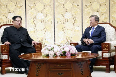 Tổng thống Hàn Quốc Moon Jae-in (phải) và nhà lãnh đạo Triều Tiên Kim Jong-un (trái) tại làng đình chiến Panmunjom. (Nguồn: Yonhap/TTXVN)