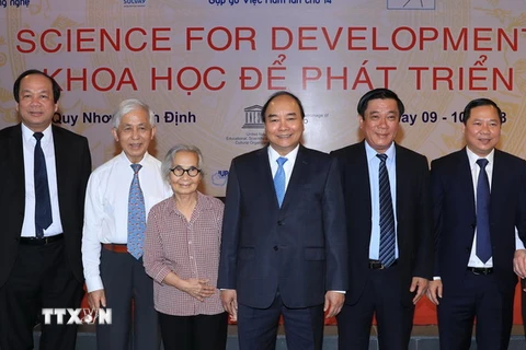 Thủ tướng Nguyễn Xuân Phúc với cán bộ Trung tâm quốc tế Khoa học và Giáo dục liên ngành (ICISE). (Ảnh: Thống Nhất/TTXVN)