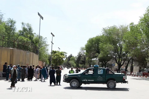 Lực lượng an ninh Afghanistan điều tra tại hiện trường một vụ đánh bom liều chết ở Kabul, Afghanistan. (Nguồn: EPA/TTXVN)