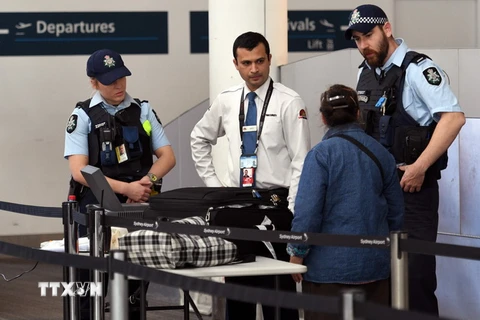 Cảnh sát kiểm tra an ninh tại sân bay Sydney, Australia. (Nguồn: AFP/TTXVN)
