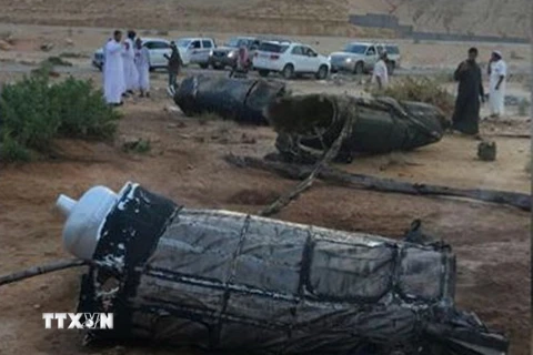 Các mảnh vỡ của tên lửa do nhóm phiến quân Houthi phóng từ Yemen bị đánh chặn tại Riyadh, Saudi Arabia ngày 11/4. (Nguồn: Al Arabiya/TTXVN)